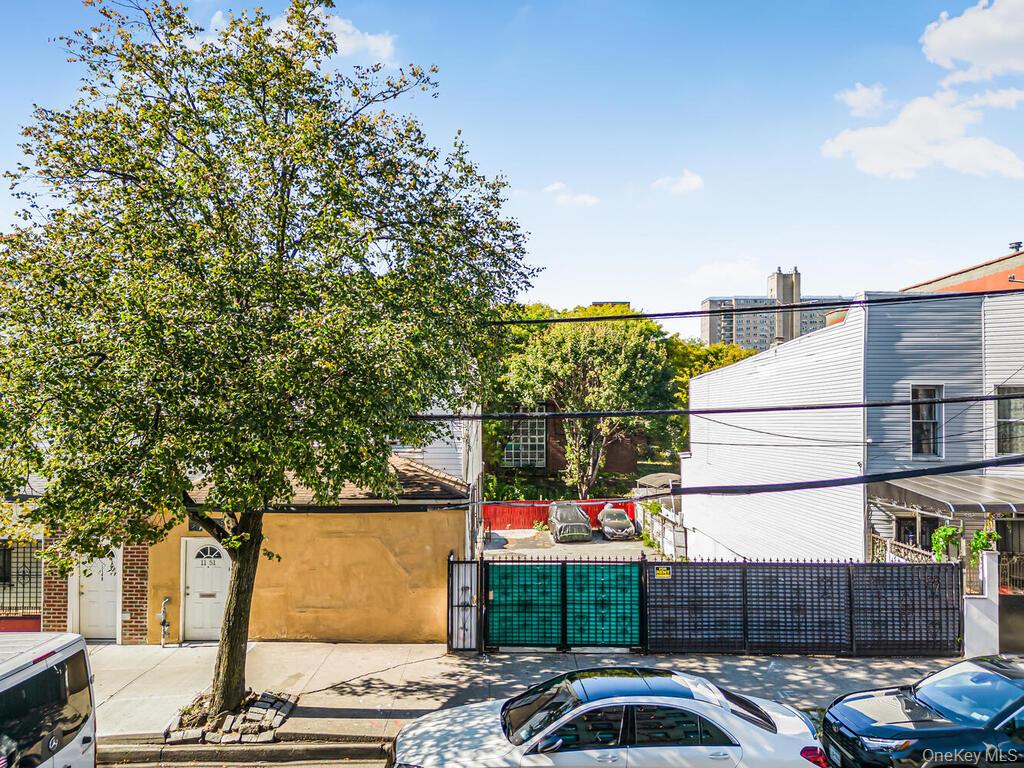 1151 Saint Lawrence Avenue