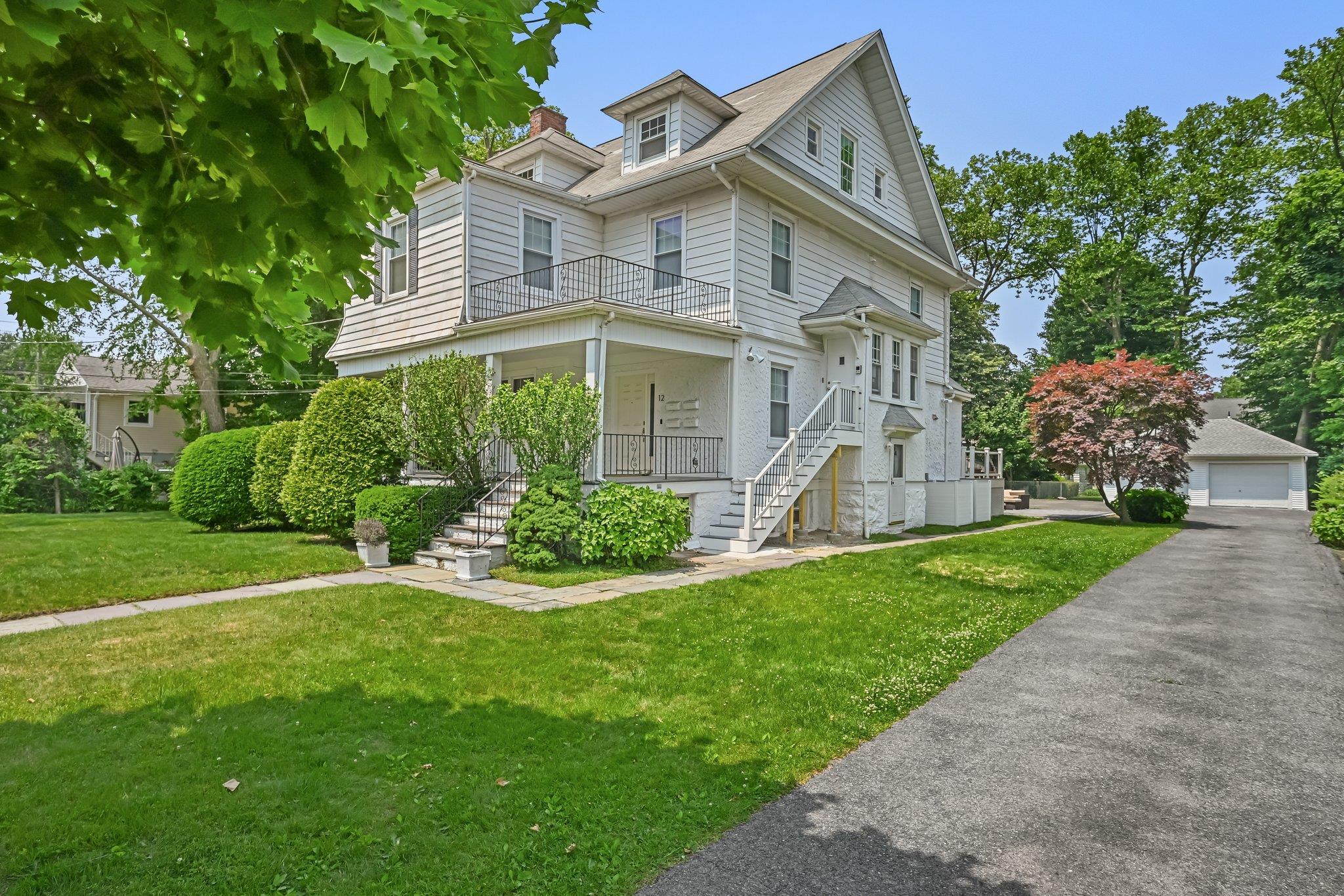 Thomas Place 3, New Rochelle, New York - 2 Bedrooms  
1 Bathrooms  
5 Rooms - 