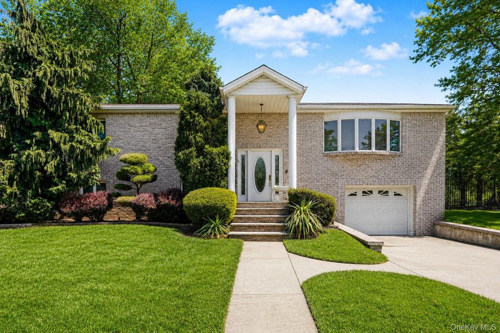 Photo of 29 S Drum Street, Staten Island, NY 10309 (MLS # 996506)