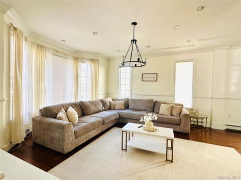 Photo of 48 Macfarland Avenue, Staten Island, NY 10305 (MLS # 989935)