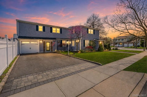 Homes For Sale - 2 Sutton Place<br/> Massapequa, NY 11758