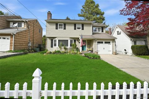 Photo of 6 Butler Place, Northport, NY 11768 (MLS # 989138)