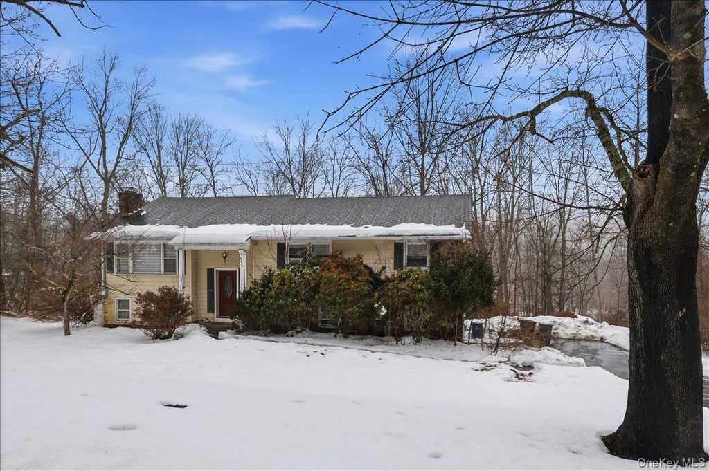 Photo of 2327 Vista Court, Yorktown Heights, NY 10598 (MLS # 962686)