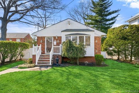 Homes For Sale - 15 Woodlawn Avenue<br/> Valley Stream, NY 11581