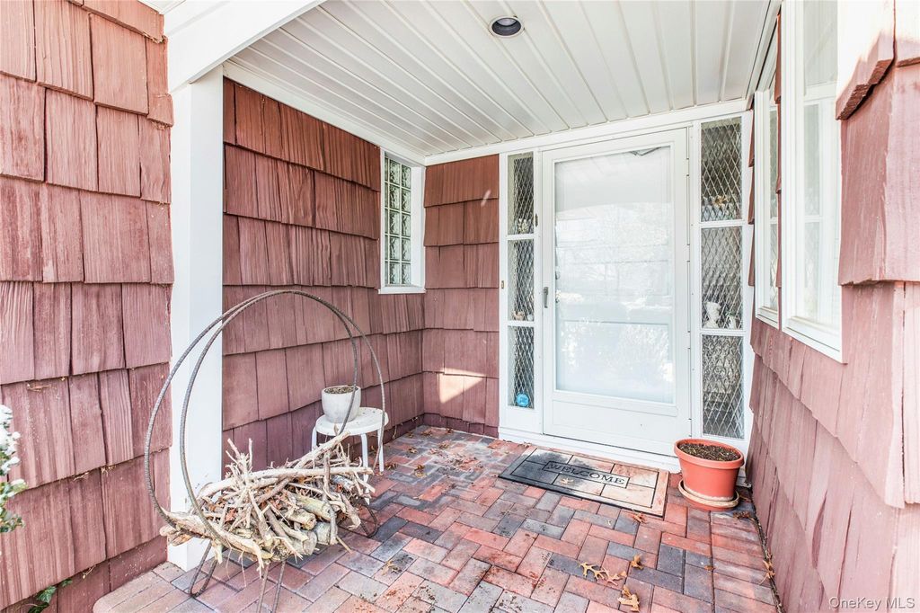 Photo of 61 Hofstra Drive, Plainview, NY 11803 (MLS # 959982)