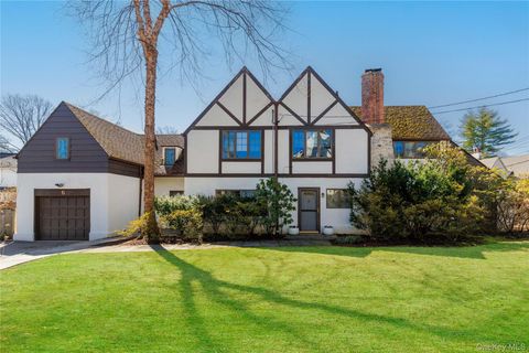 Homes For Sale - 6 Walbrooke Circle<br/> Scarsdale, NY 10583