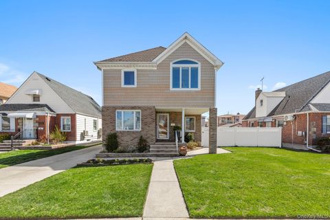 8227 265th Street, Glen Oaks, NY 11004 - MLS#: 981143