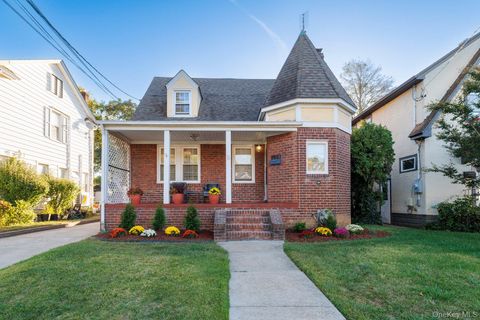 Photo of 224 Kensington Road, Lynbrook, NY 11563 (MLS # 912631)