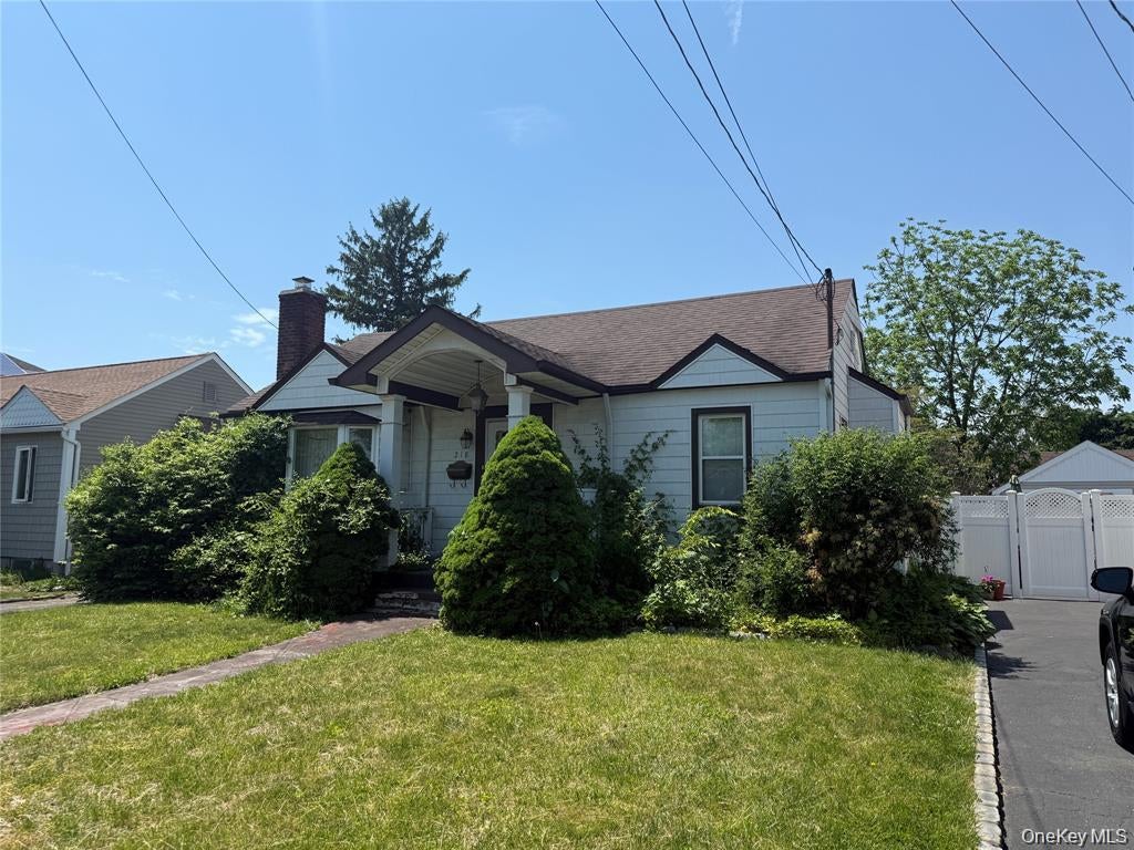 Photo of 218 Park Avenue, Hicksville, NY 11801 (MLS # 1050219)