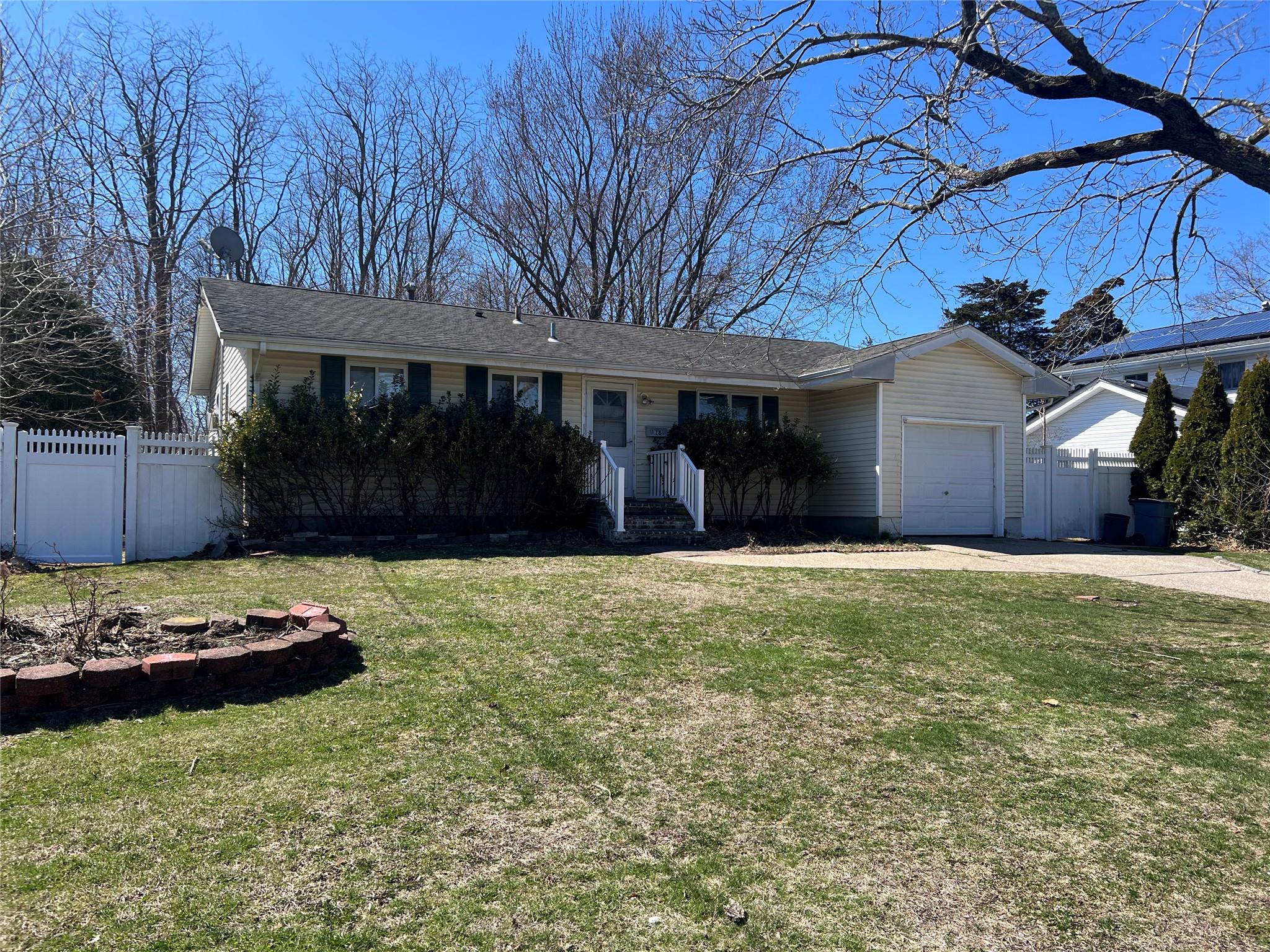 118 Montrose Drive, Port Jefferson Station, New York image 2