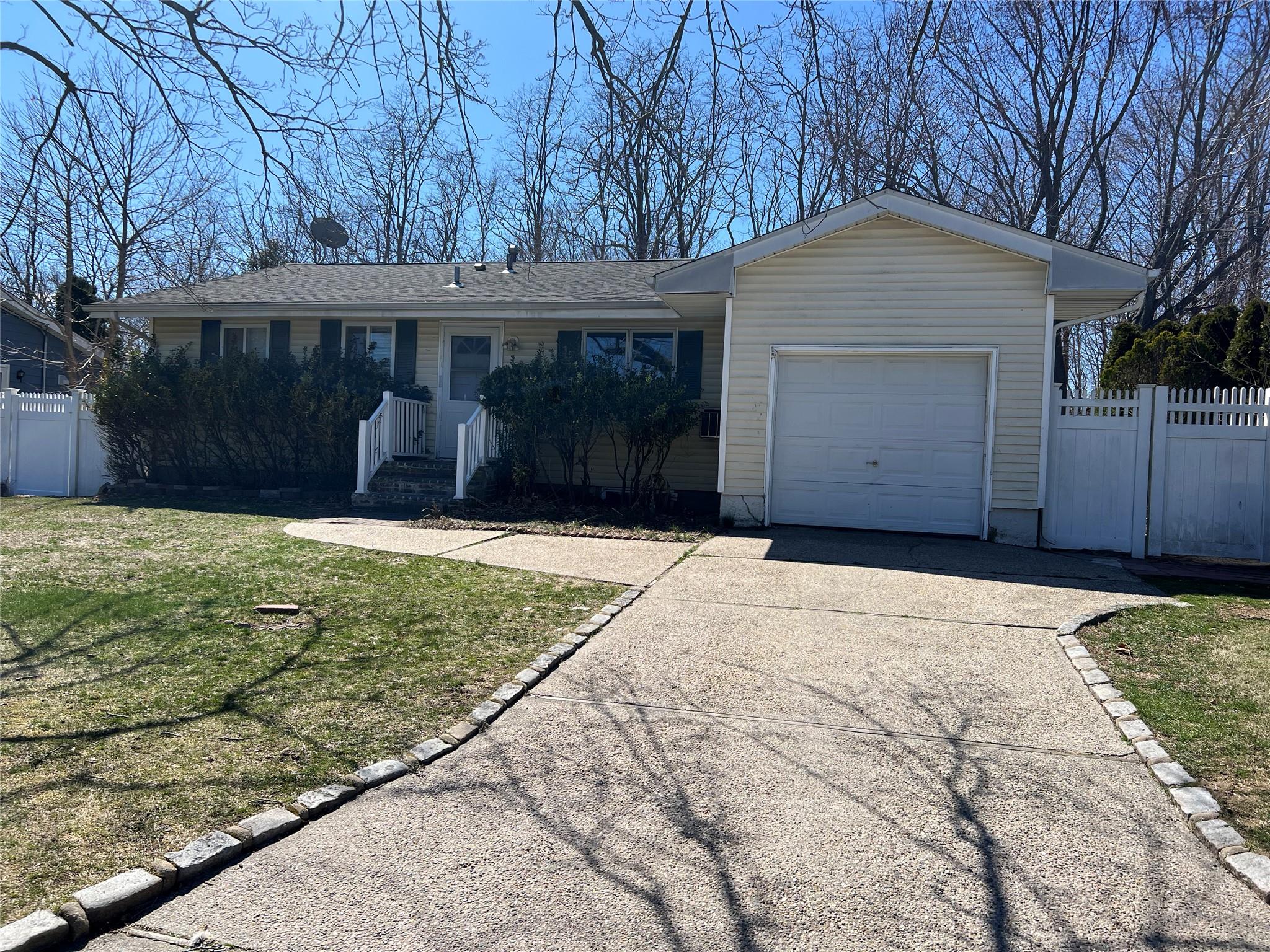 118 Montrose Drive, Port Jefferson Station, New York image 1