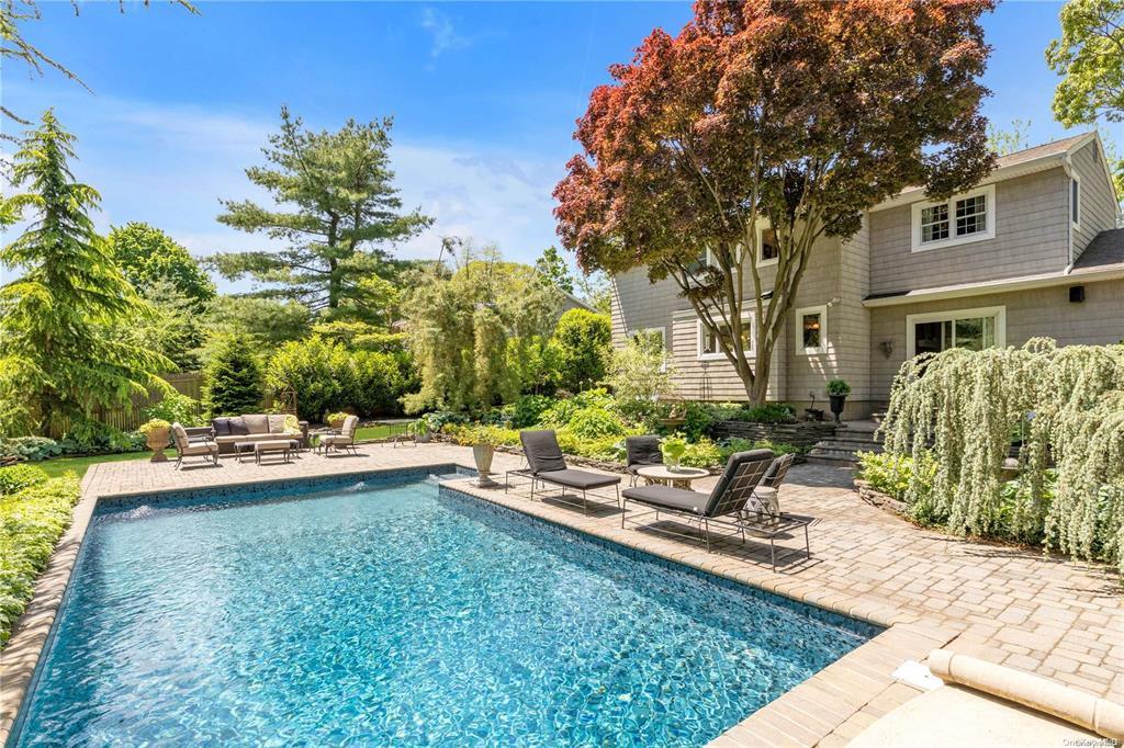 24 Royal Oak Drive, Huntington, New York image 2
