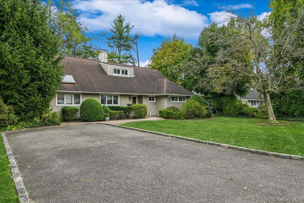 Photo of 16 Ridge Drive E, Roslyn, NY 11576 (MLS # 921976)