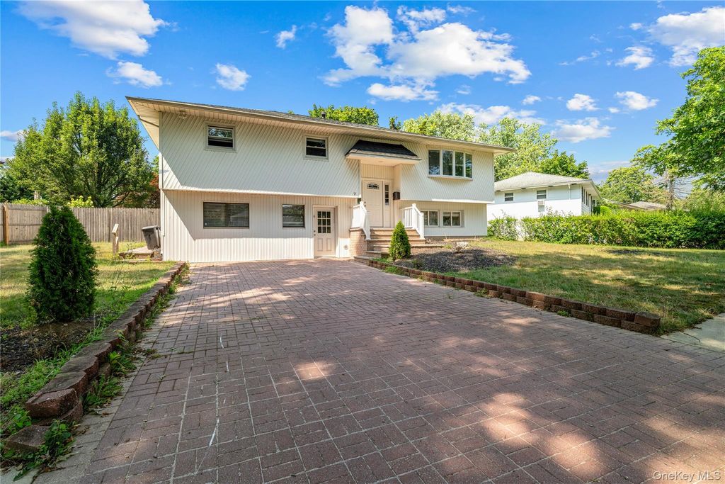 Photo of 7 Pierre Drive, Commack, NY 11725 (MLS # 962167)