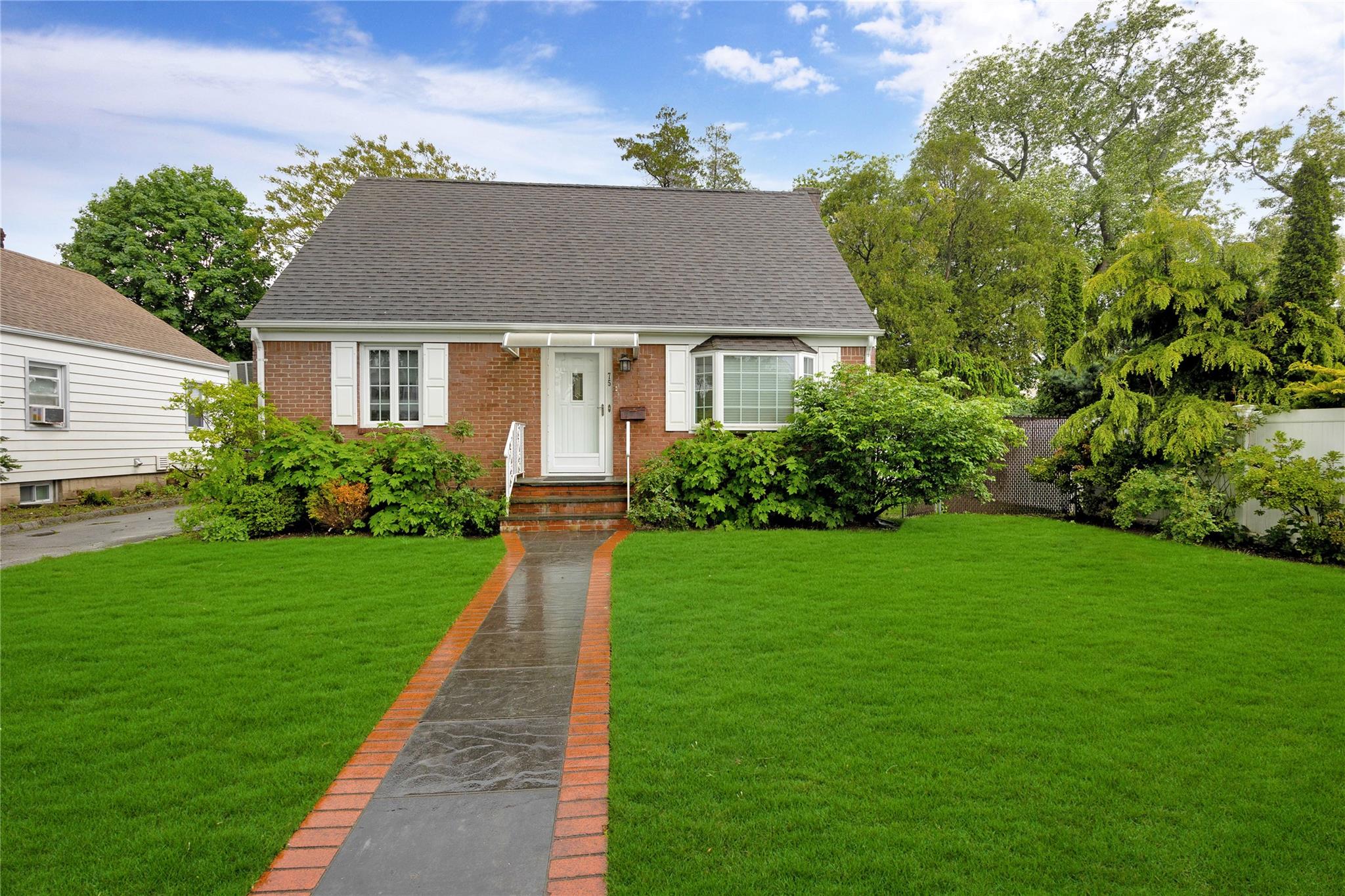 75 Cornwell Avenue, Williston Park, New York image 1