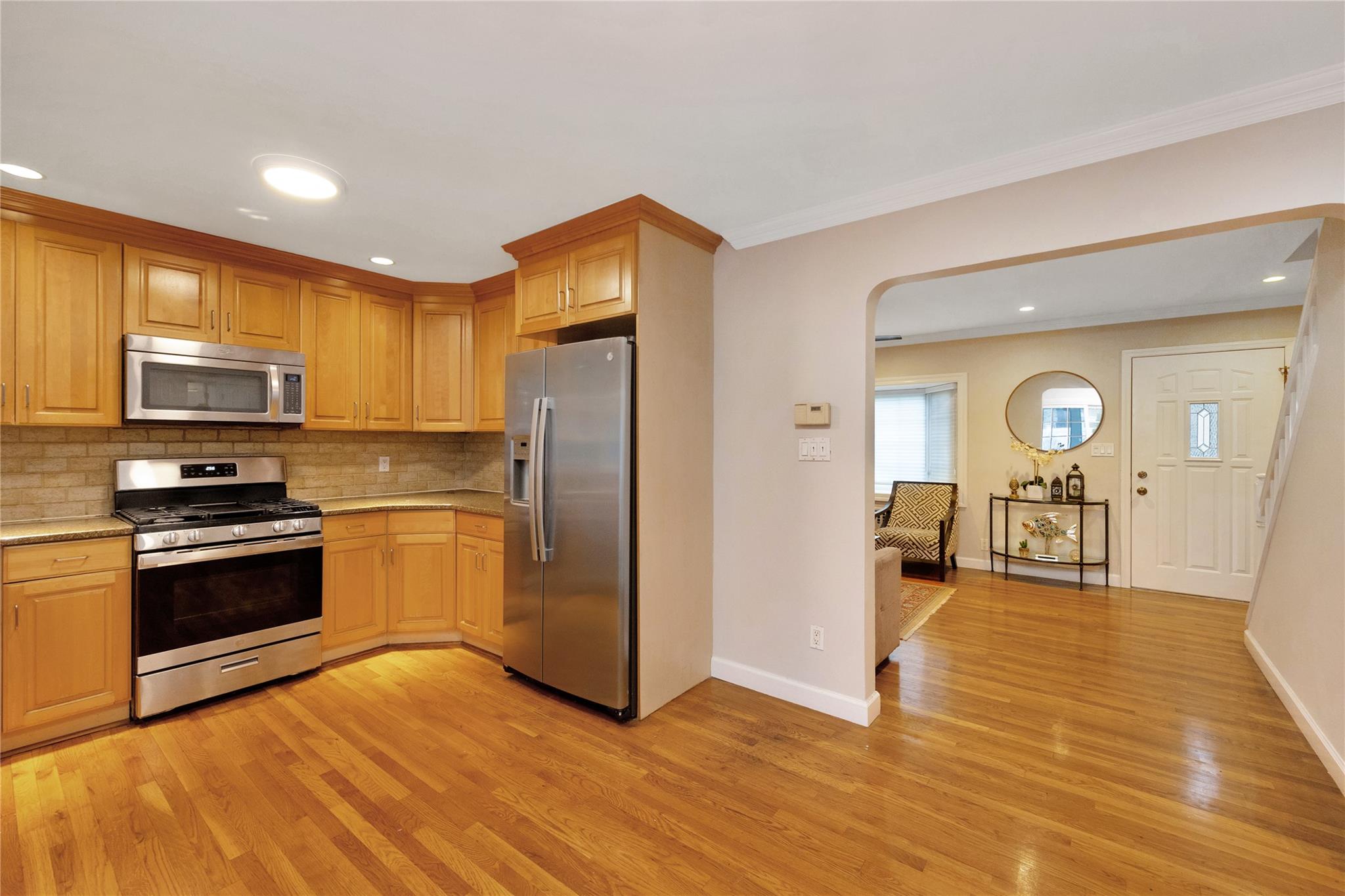 75 Cornwell Avenue, Williston Park, New York image 7
