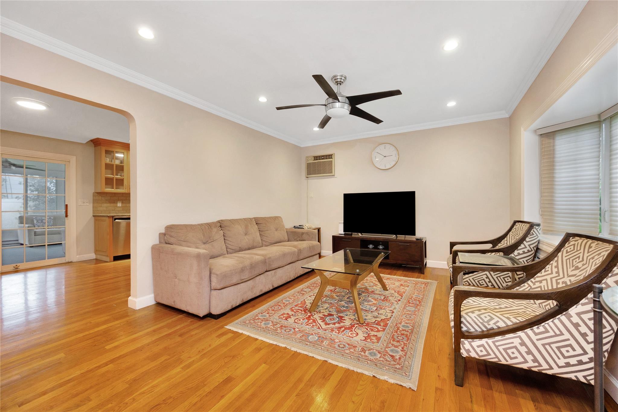 75 Cornwell Avenue, Williston Park, New York image 2