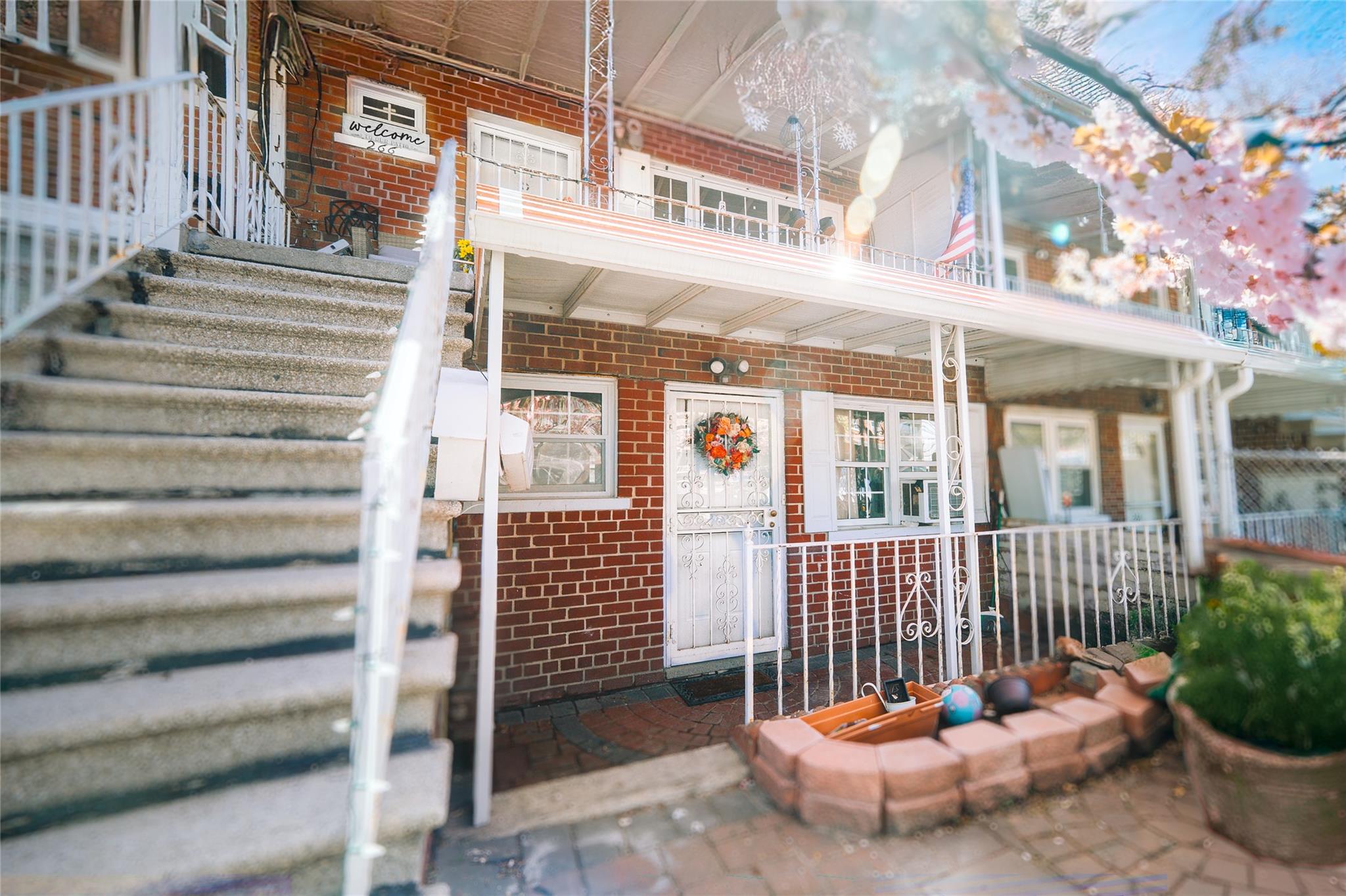Throggs Neck Boulevard, Bronx, New York - 1 Bedrooms  
1 Bathrooms  
3 Rooms - 