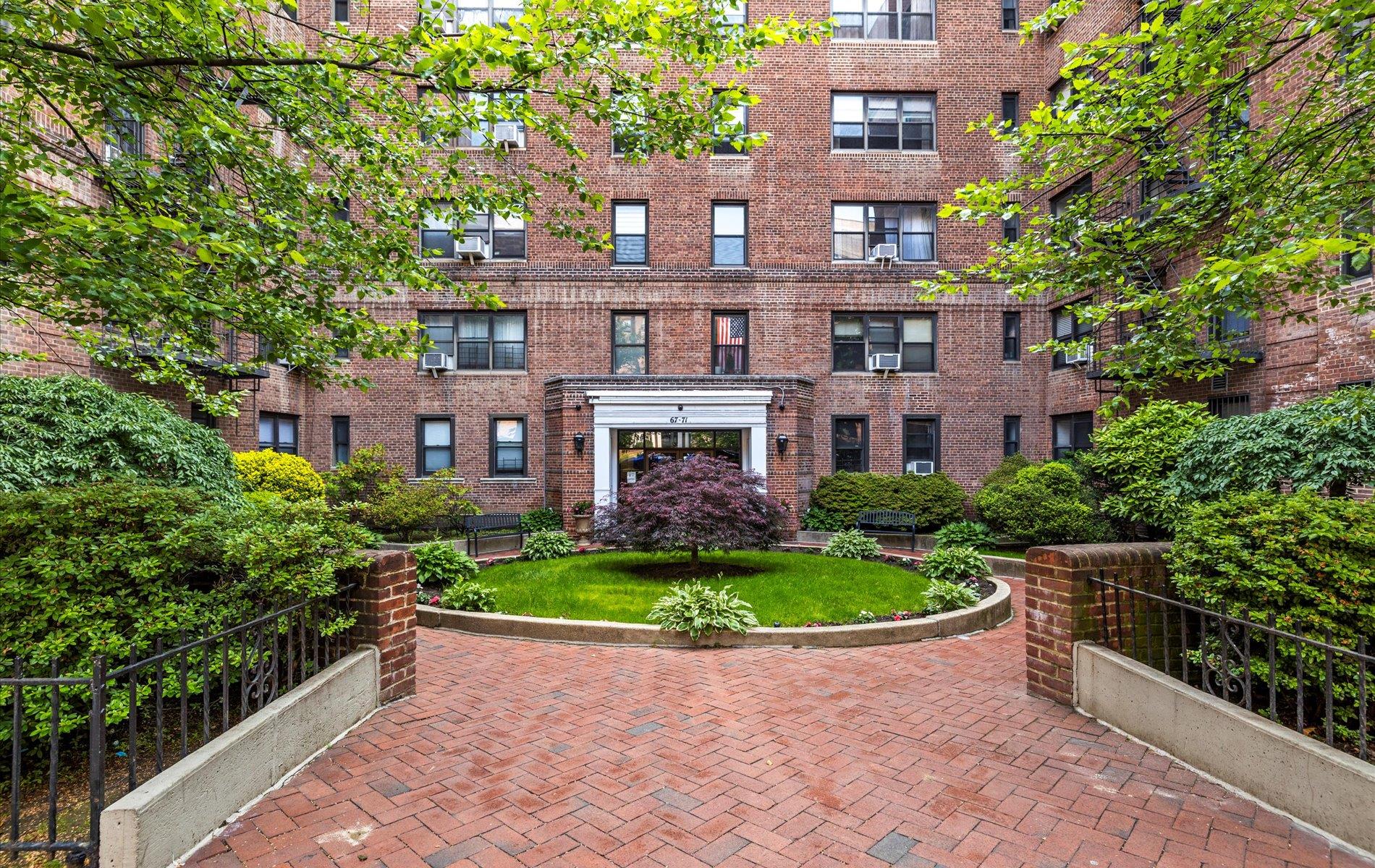 Property for Sale at Yellowstone Boulevard Blvd 3-L, Forest Hills, Queens, NY - Bedrooms: 1 
Bathrooms: 1 
Rooms: 4  - $260,000