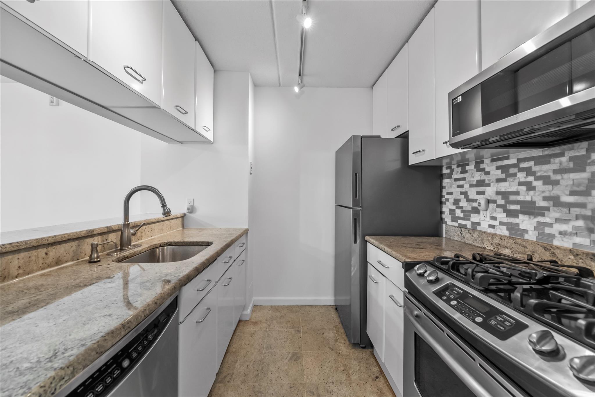 4 Martine Avenue 1109
