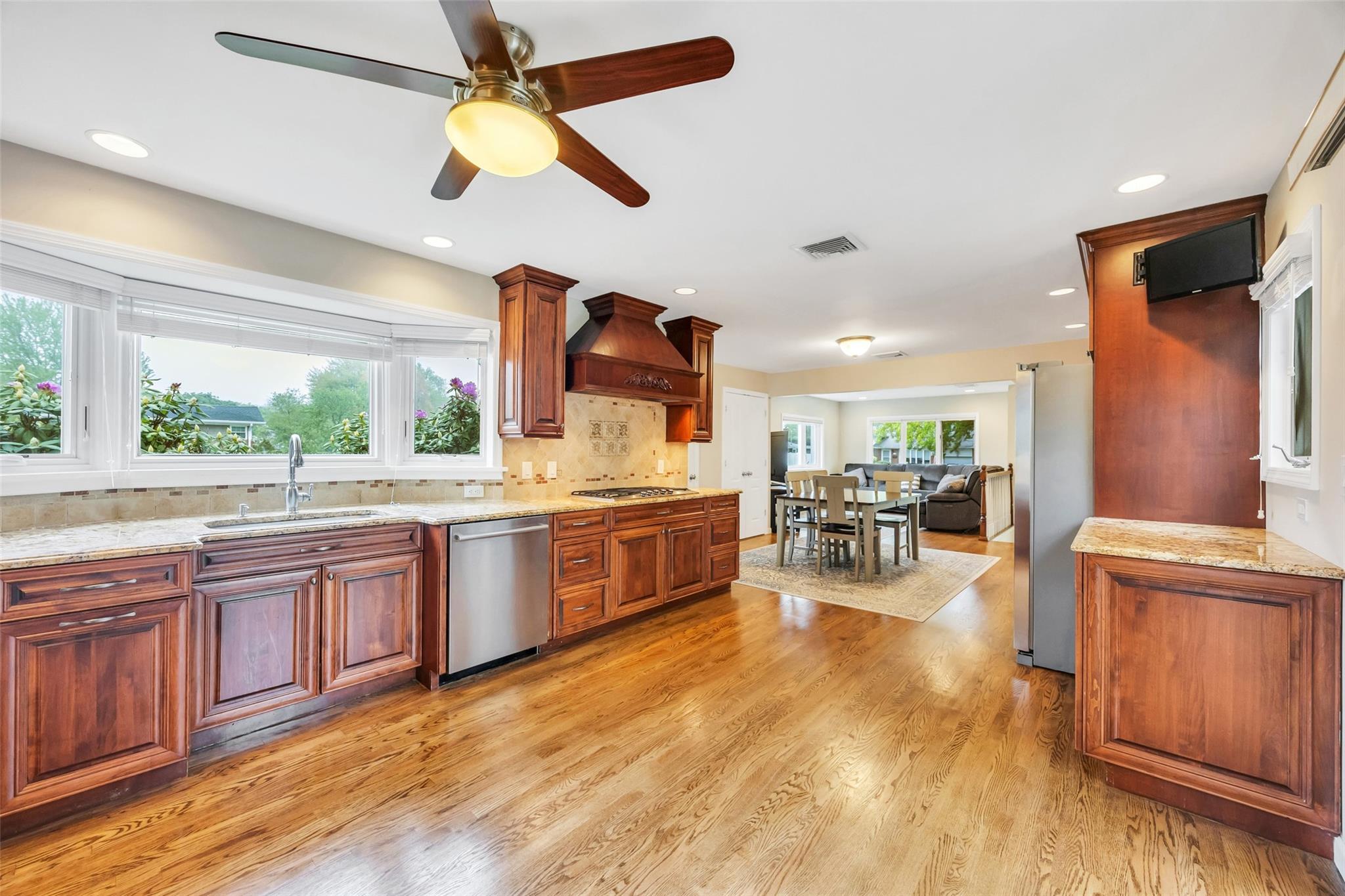 11 Rensselaer Drive, Commack, New York image 9