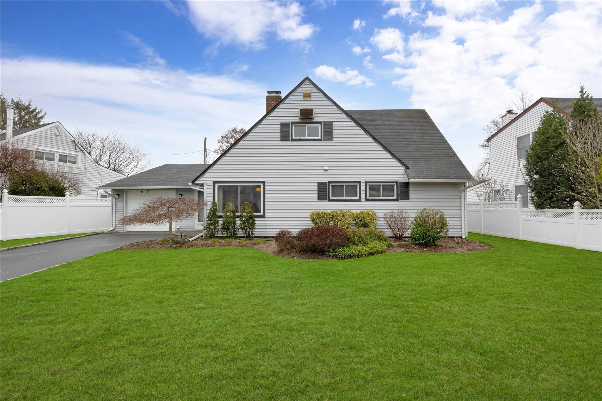 80 Tardy Lane, Wantagh, New York image 1