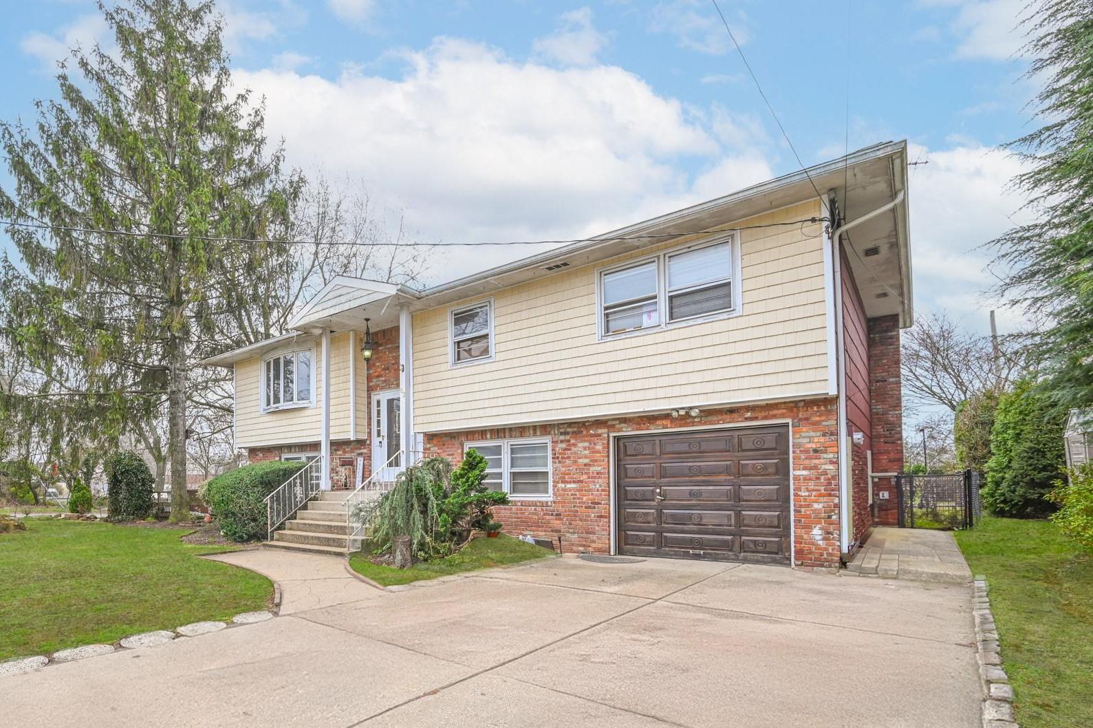 82 Coventry Gardens, Lynbrook, New York image 1