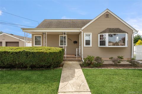 Photo of 697 N Fulton Avenue, Lindenhurst, NY 11757 (MLS # 928865) Photo of 697 N Fulton Avenue, Lindenhurst, NY 11757 (MLS # 928865)