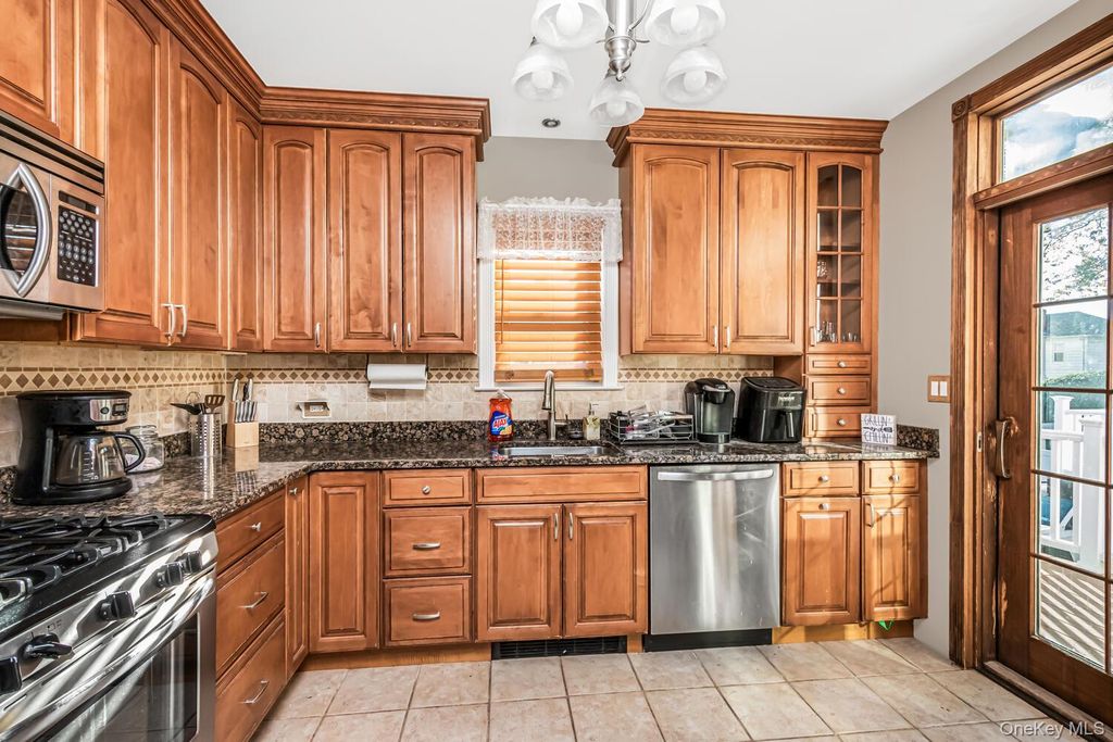 Photo of 32 Glover Avenue, Yonkers, NY 10704 (MLS # 954488)