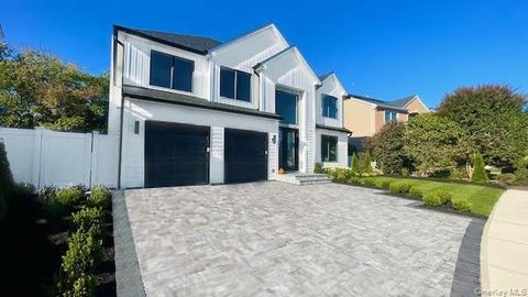 Photo of 7 Crescent Cove Drive, Seaford, NY 11783 (MLS # 923447)