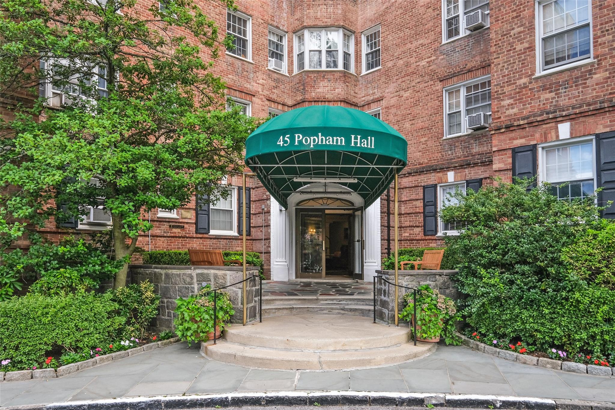Popham Road 1B, Scarsdale, New York - 2 Bedrooms  
2 Bathrooms  
5 Rooms - 