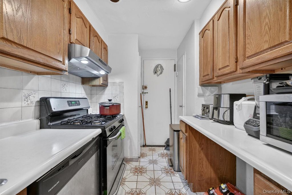 Photo of 5 Fordham Hill Oval #9F, Bronx, NY 10468 (MLS # 943490)