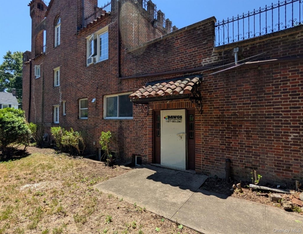 Photo of 17 Hillside Avenue, Great Neck, NY 11021 (MLS # 1032354)