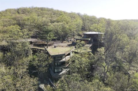 60 Woods Road Tuxedo Park NY 10987