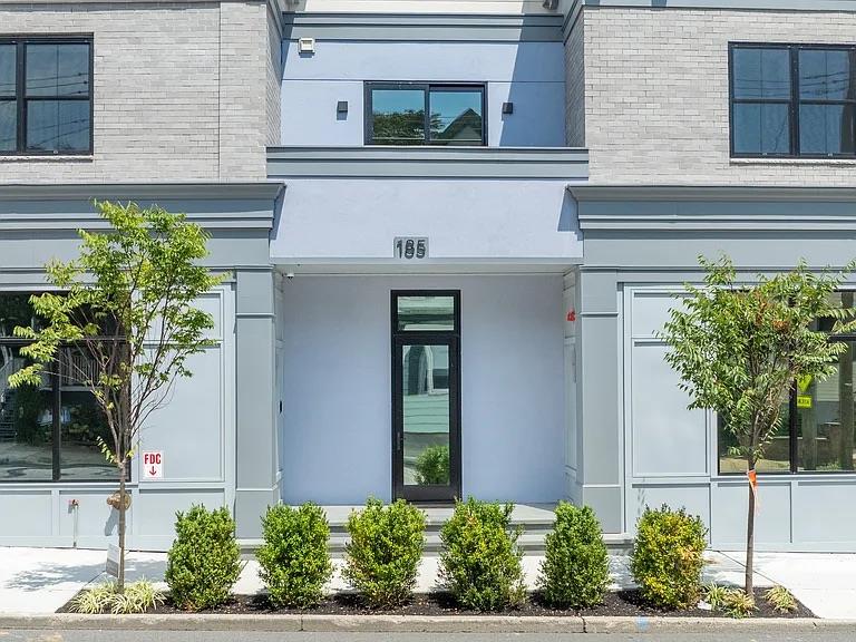 Ashford Avenue, Dobbs Ferry, New York - 2 Bedrooms  
3 Bathrooms  
5 Rooms - 