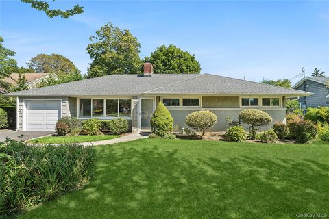 Photo of 19 Meadow Lane, Rockville Centre, NY 11570 (MLS # 909153)