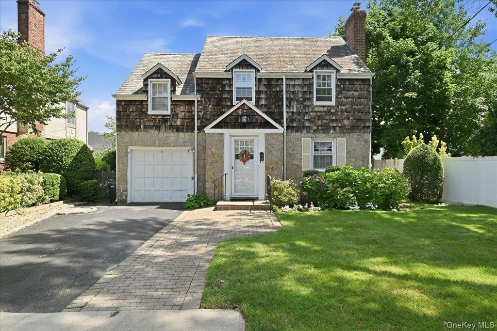 Photo of 15 May Court, Rockville Centre, NY 11570 (MLS # 1048654)