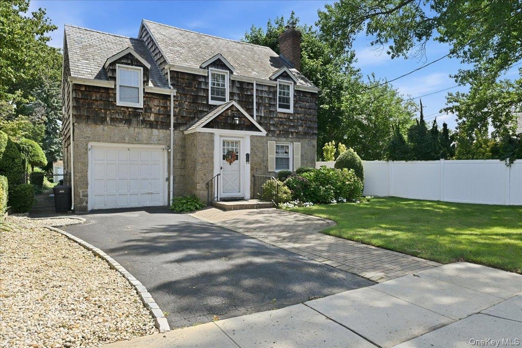 Photo of 15 May Court, Rockville Centre, NY 11570 (MLS # 1048654)