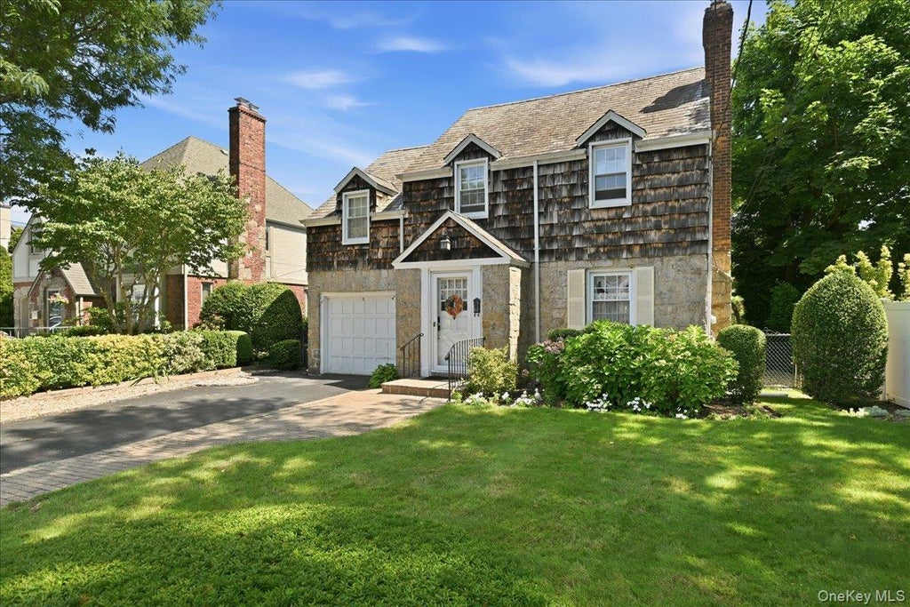Photo of 15 May Court, Rockville Centre, NY 11570 (MLS # 1048654)