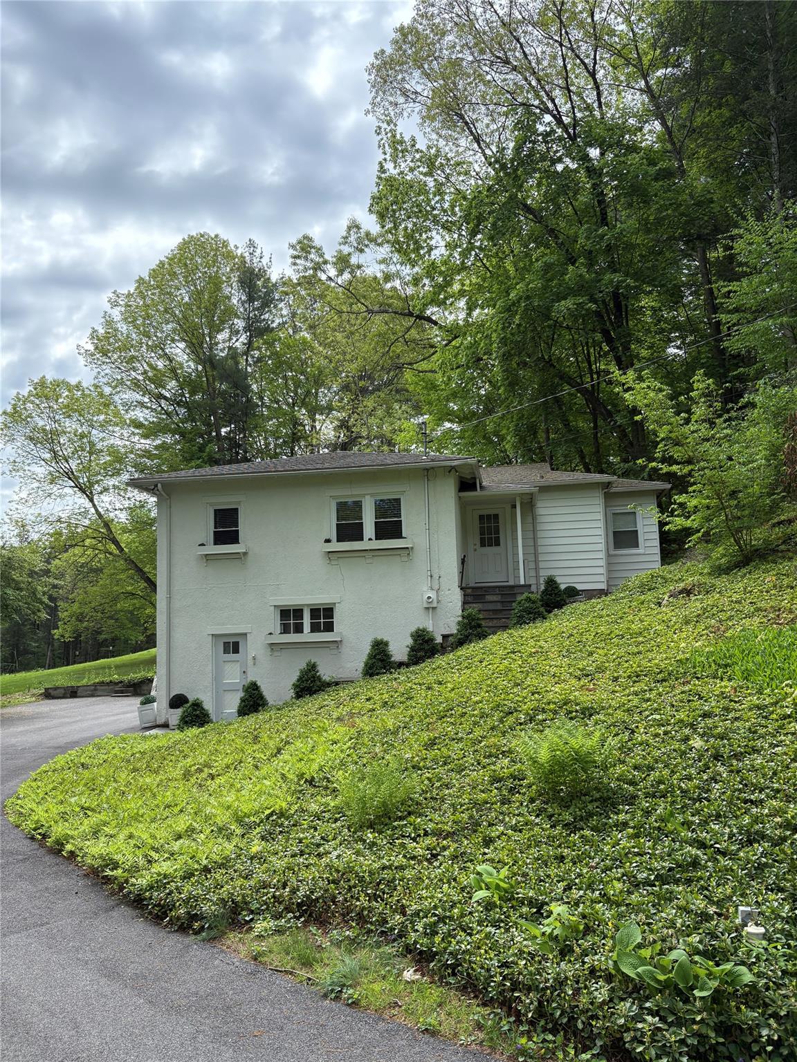 Rental Property at Cantitoe Street, Bedford Hills, New York - Bedrooms: 2 
Bathrooms: 2 
Rooms: 5  - $3,500 MO.