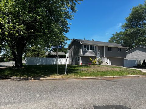 Homes For Sale - 105 Barber St<br/> Brentwood, NY 11717