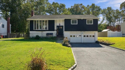 Photo of 67 Morewood Drive, Smithtown, NY 11787 (MLS # 1067419)