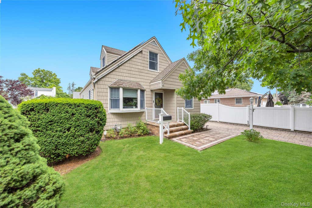 Photo of 2518 Harvey Avenue, Oceanside, NY 11572 (MLS # 1020439)