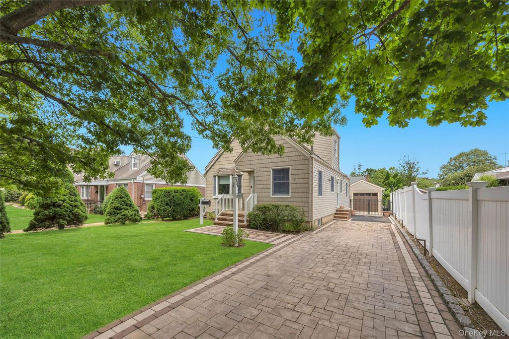 Photo of 2518 Harvey Avenue, Oceanside, NY 11572 (MLS # 1020439)