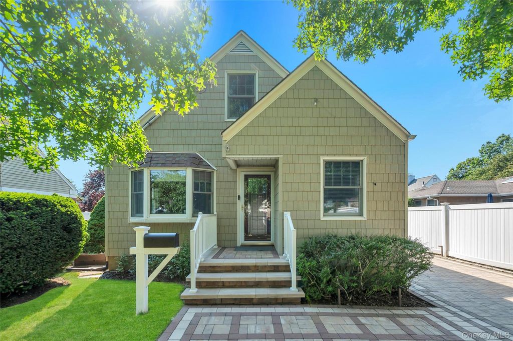 Photo of 2518 Harvey Avenue, Oceanside, NY 11572 (MLS # 1020439)