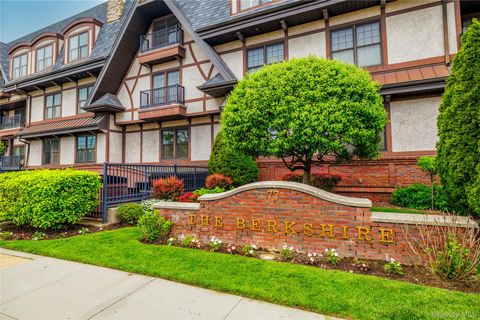 Photo of 77 Maple Avenue #202, Rockville Centre, NY 11570 (MLS # 909978)