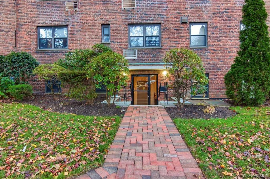 Photo of 52 Brompton Road #52, Great Neck, NY 11021 (MLS # 950651)