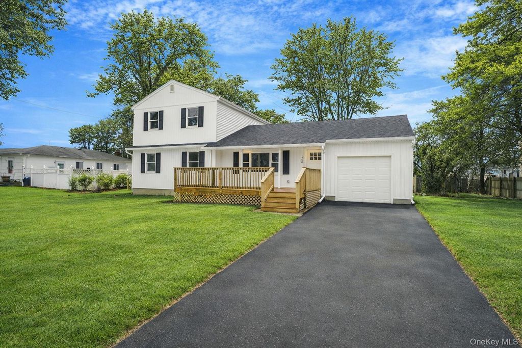 Photo of 1730 Heckscher Avenue, Bay Shore, NY 11706 (MLS # 968137)