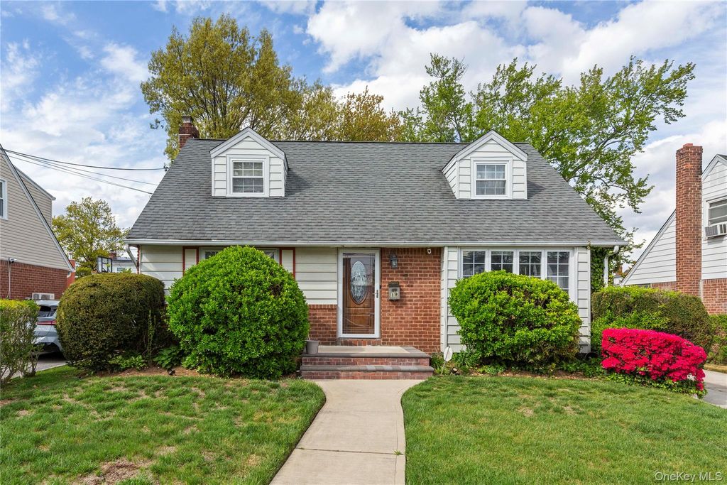 Photo of 19 Sloan Drive S, Valley Stream, NY 11580 (MLS # 994103)