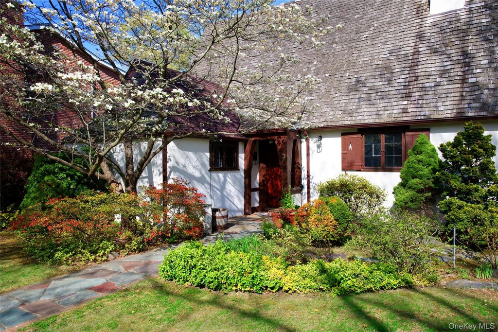 Photo of 3 Brompton Road, Garden City, NY 11530 (MLS # 1003984)